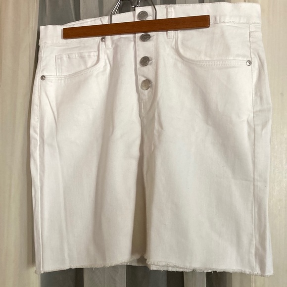 LOFT - NEVER WORN - White Jean Skirt w Four Button Close in Front - Size 6 - Picture 1 of 5